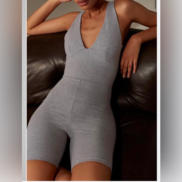 Aritzia Pants - Aritzia babaton soft contour romper